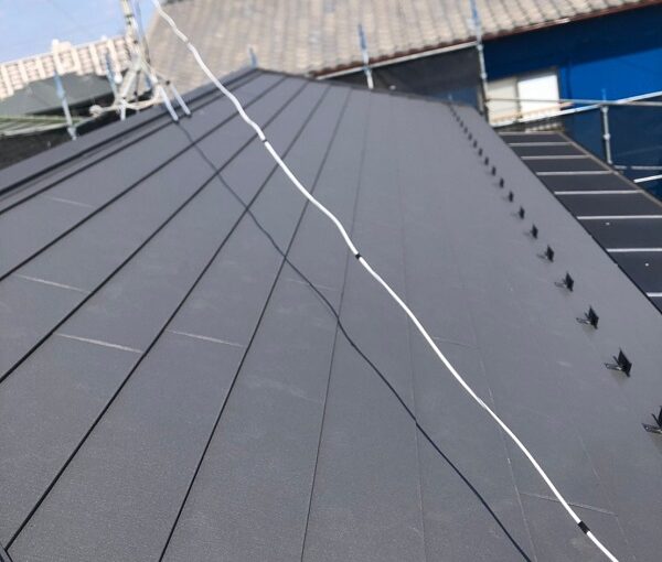 千葉県市川市　屋根葺き替え工事　防水シート(ルーフィング)張り　屋根材設置　ガルバリウム鋼板 (1)
