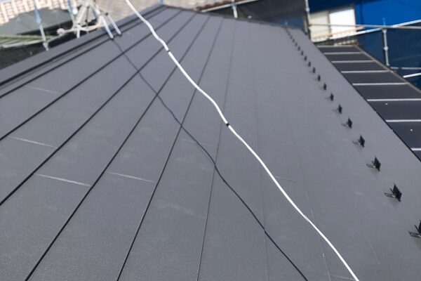 千葉県市川市　屋根葺き替え工事　防水シート(ルーフィング)張り　屋根材設置　ガルバリウム鋼板 (1)