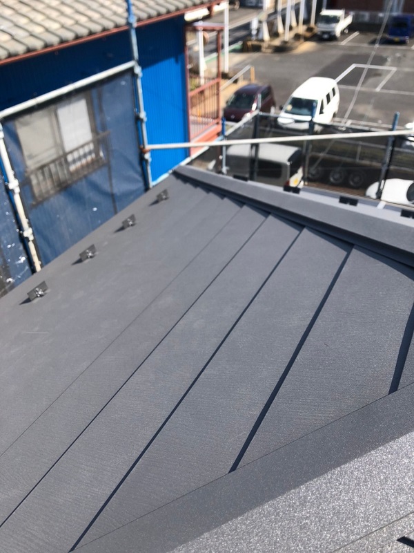 千葉県市川市　屋根葺き替え工事　防水シート(ルーフィング)張り　屋根材設置　ガルバリウム鋼板 (4)